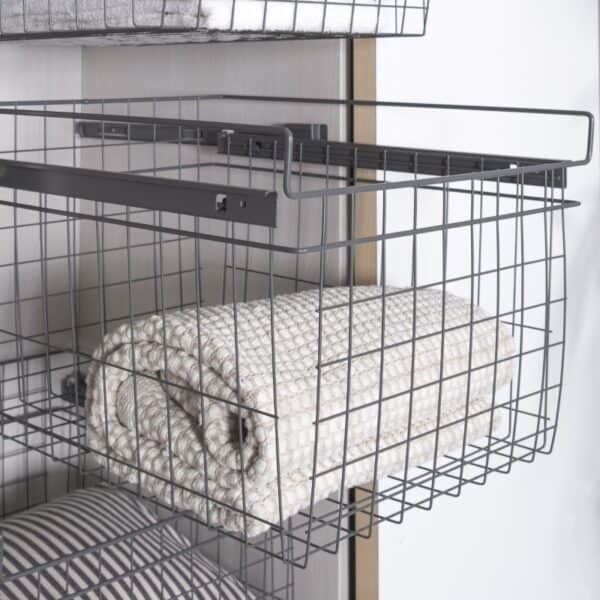 Rullakiskokori, antrasiitti korkea Rullakiskokori antrasiitti, korkealla ja tilava säilytysratkaisu.