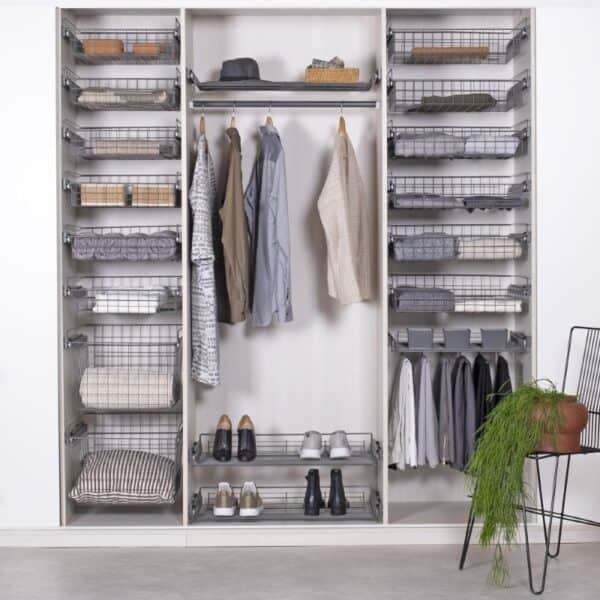 Välikiskokori, antrasiitti korkea Rullakiskokori antrasiitti, korkealla ja tilava vaate- ja kenkätarjotin.