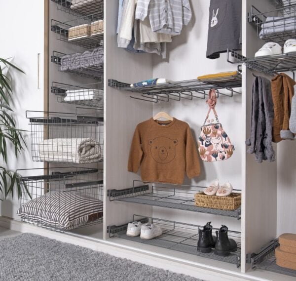 Rullakiskokori, antrasiitti korkea Rullakiskokori, antrasiitti korkea, tarjoaa käytännöllisen säilytysratkaisun vaatteille ja asusteill.