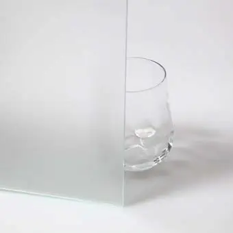 Etsattu lasi lasiaukkoiseen oveen