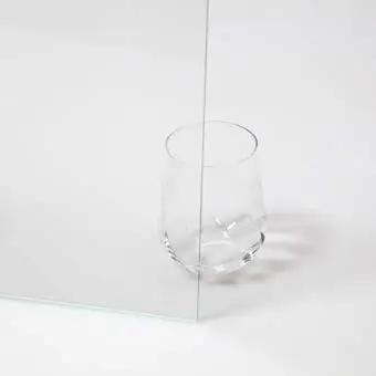 Kirkas lasi lasiaukkoiseen oveen