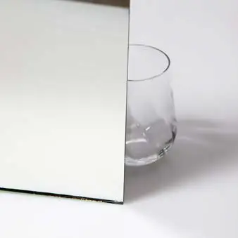 Kirkas peili lasiaukkoiseen oveen