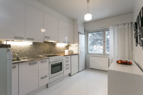 PET 32UI valkoinen kiiltävä kalusteovi