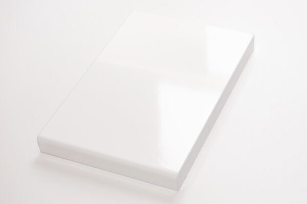 Valkoinen kiiltävä 0028 30mm laminaattitaso