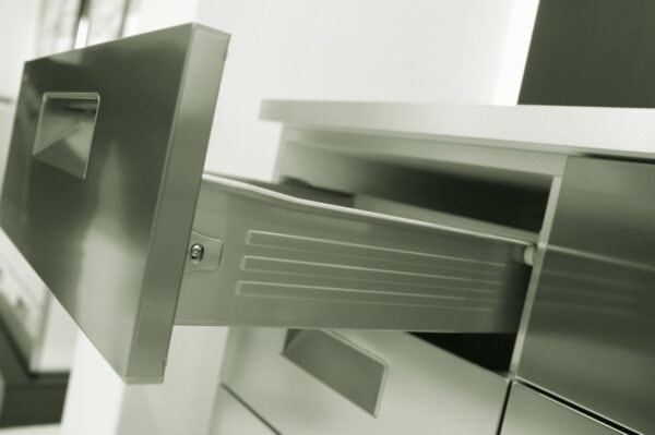 Laatikosto, 2 korkeaa + 1matala metallilaatikkoa