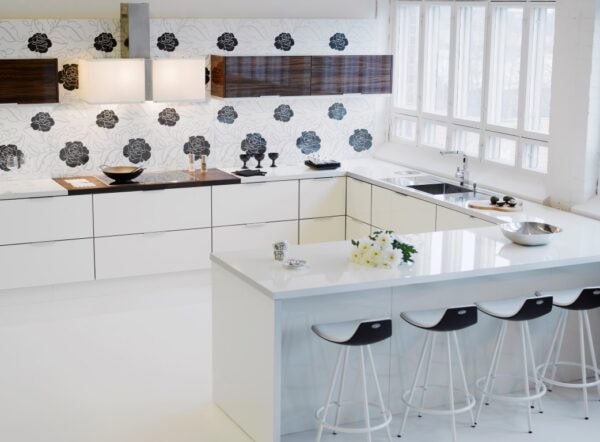 Fino kiiltävä puhdasvalkea kalusteovi