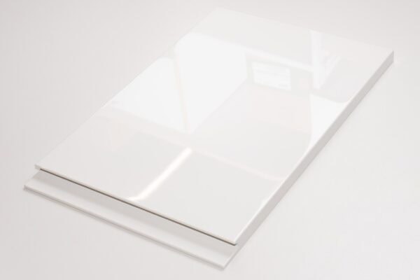 Integra kiiltävä vitivalkoinen kalusteovi