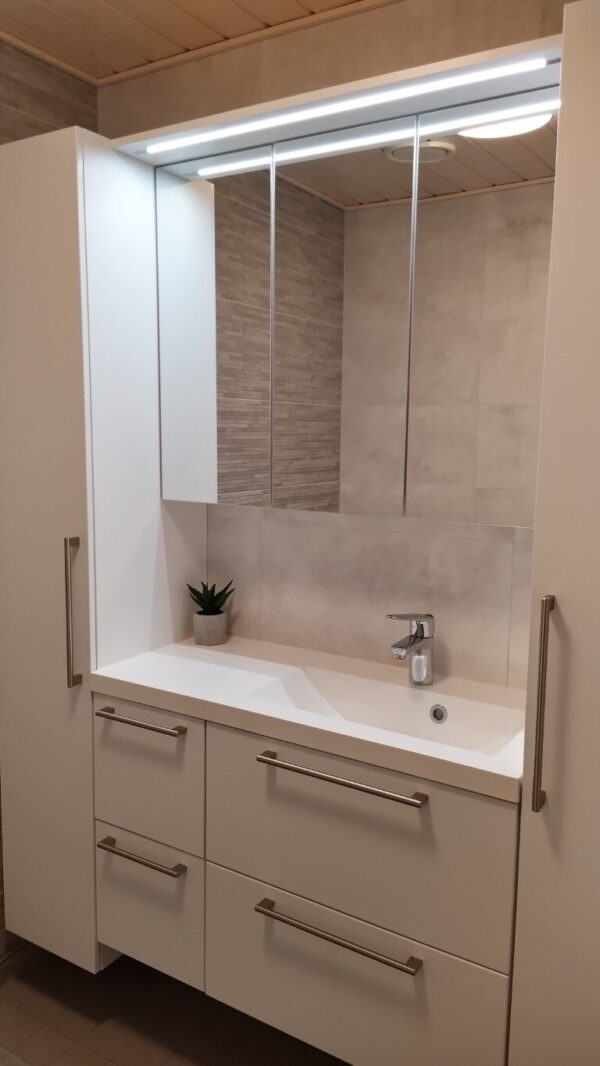 Basic R2 Sileä vitivalkoinen kalusteovi