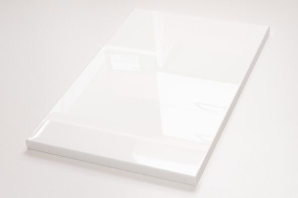 Selma R2 korkeakiiltävä vitivalkoinen kalusteovi