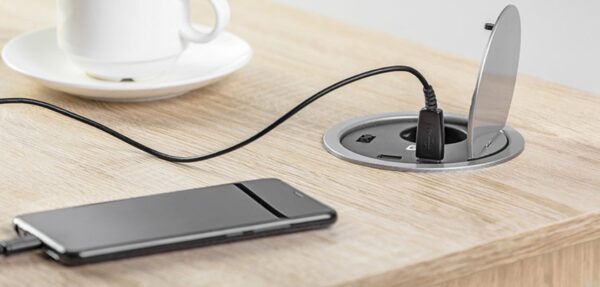 Tasoon upotettava pistorasia