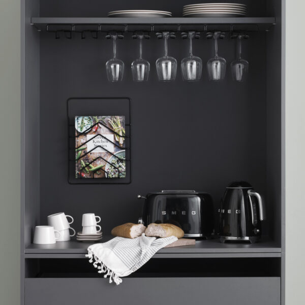 Feet Up -viinilasiteline musta