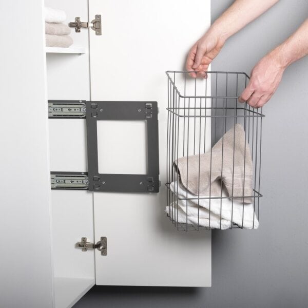 Kylpyhuoneen säilytysratkaisuja KalusteWeb Kuva esittelee seinälle kiinnitettävän säilytyskorin ja kaapin, jotka sopivat täydellisesti kylpyhuo.